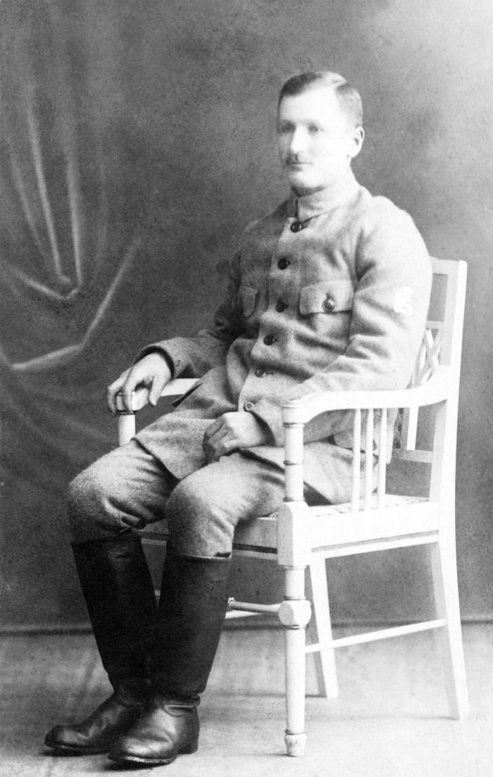 Urho suojeluskuntalaisen puvussa